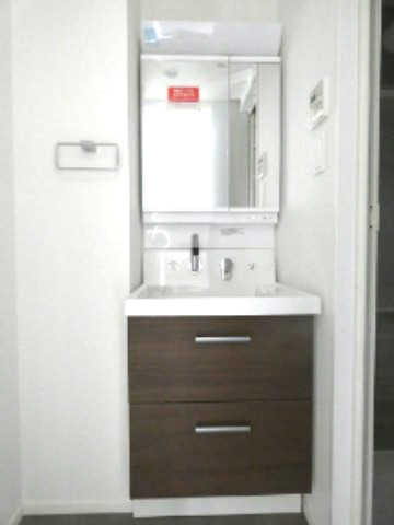 洗面設備　日々の生活に便利な温水シャワー付洗面化粧台