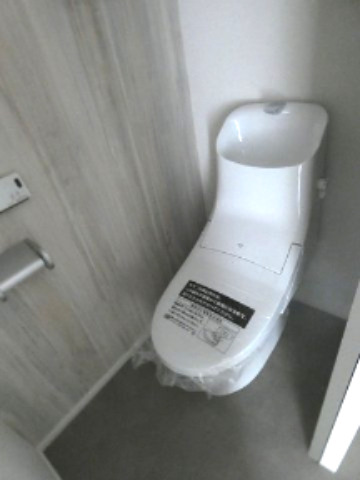 トイレ　温水洗浄便座つきトイレです。