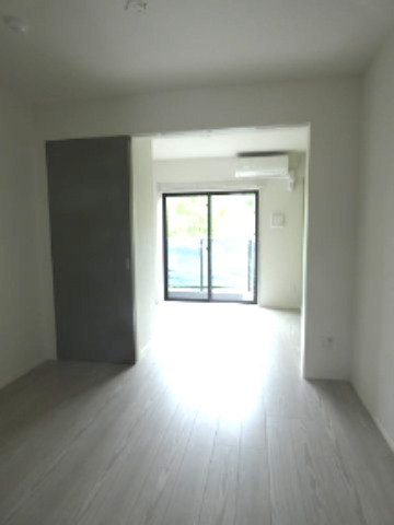 居室・リビング　優しい色合いの床材を使用した居住空間です。