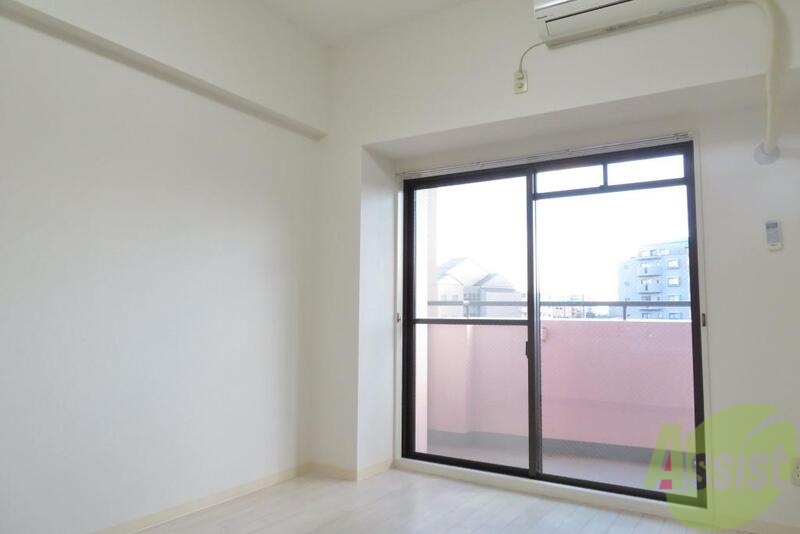 居室・リビング　広々とした開放的な明るいお部屋です。