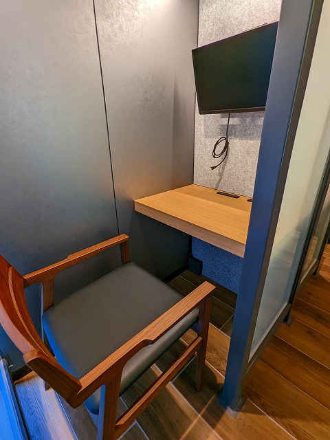 ロビー　1Fラウンジにリモートワーク対応の半個室デスクスペース2セッ