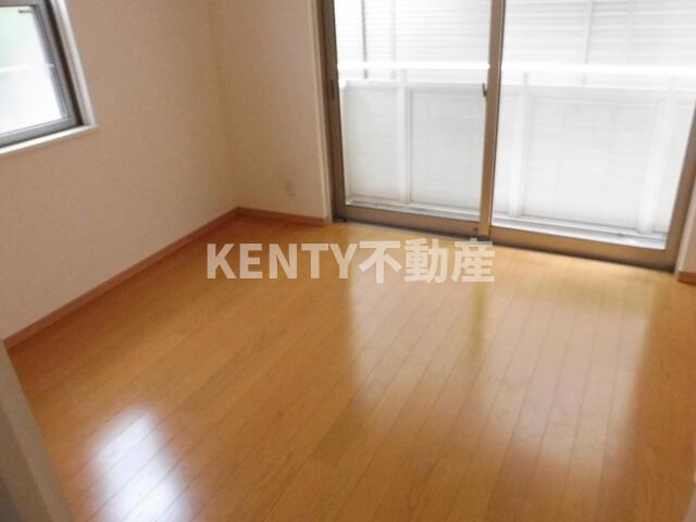 その他部屋・スペース　落ち着いた色調の寝室です