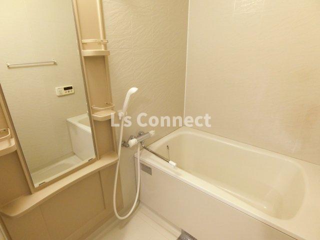 バス・シャワールーム　給湯式のお風呂です。