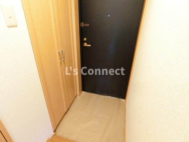 玄関　背の高い下駄箱で靴も収納できます。