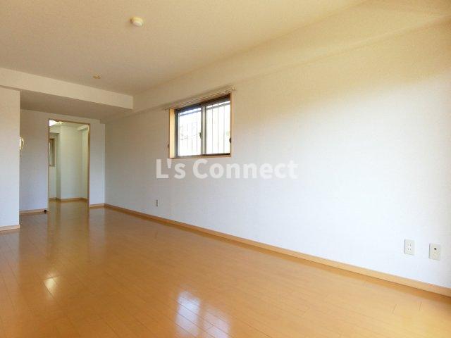 居室・リビング　１４帖のＬＤＫ。角部屋で２面に窓があります。