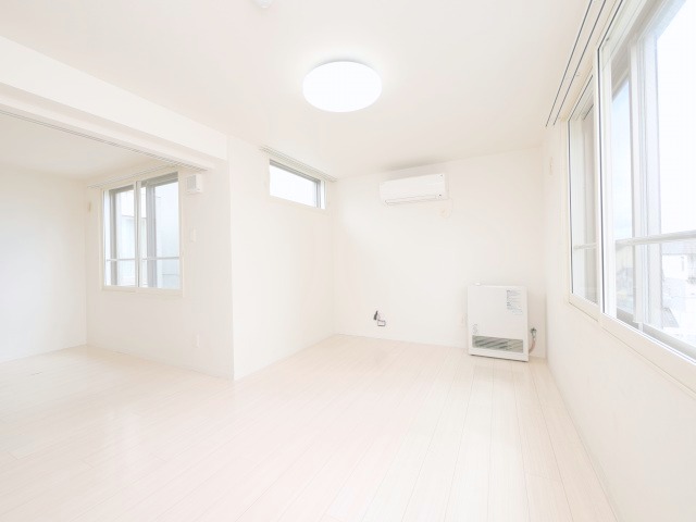 居室・リビング　明るいリビングです♪