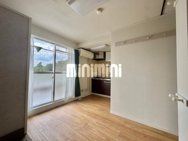 その他部屋・スペース　備え付けの机と椅子です