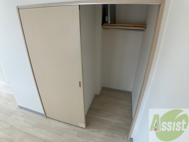 収納　こちらの収納にはハンガーをかけて服もしまえますね。