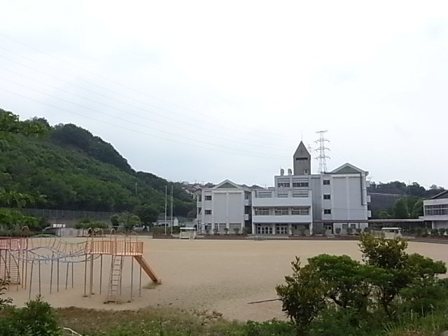 小学校　宝塚市立すみれガ丘小学校（小学校）まで1206m
