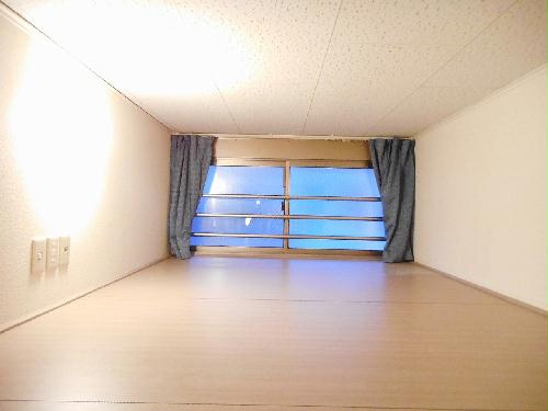 収納　ロフトにはカーテンや電気、コンセントもあります