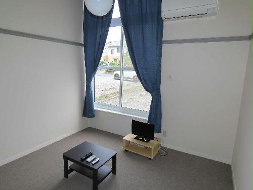 居室・リビング　カーテンやテーブル、テレビも備え付けです