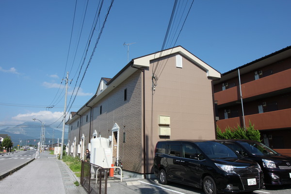 建物外観　ドンキ近くの２階建て