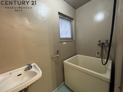 バス・シャワールーム　窓があり換気良好。
