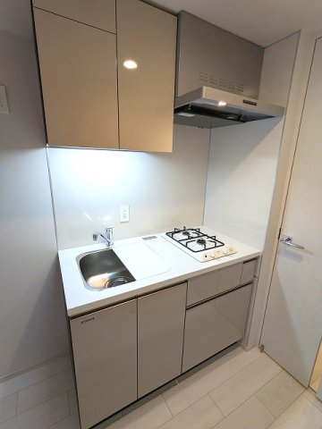 キッチン　ガス2口システムキッチン、ワイドシンクで料理しやすいです