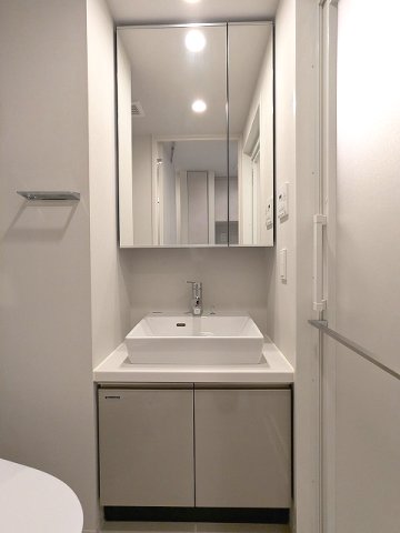 洗面設備　2面鏡付ハンドシャワー付独立洗面台です