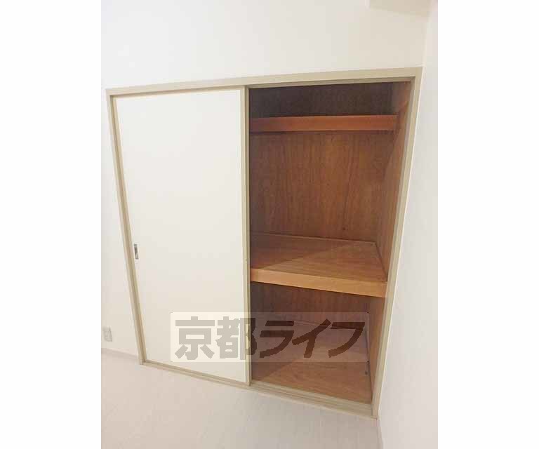 収納　押入れタイプで奥行きある収納です。