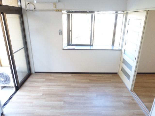 居室・リビング　リビングルームにエアコン1基付