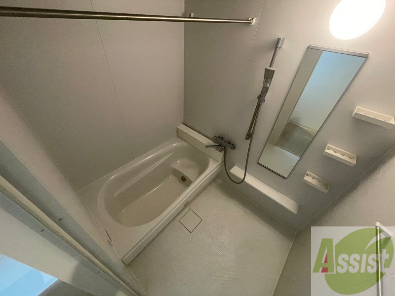 バス・シャワールーム　広々したお風呂で快適にくつろげそうです。