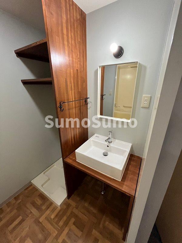 洗面設備　明るい洗面所です