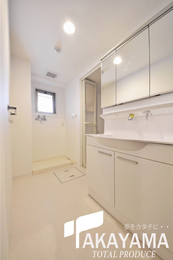 その他部屋・スペース　洗面所、3面鏡洗面台は手をかざすと照明がつきます★