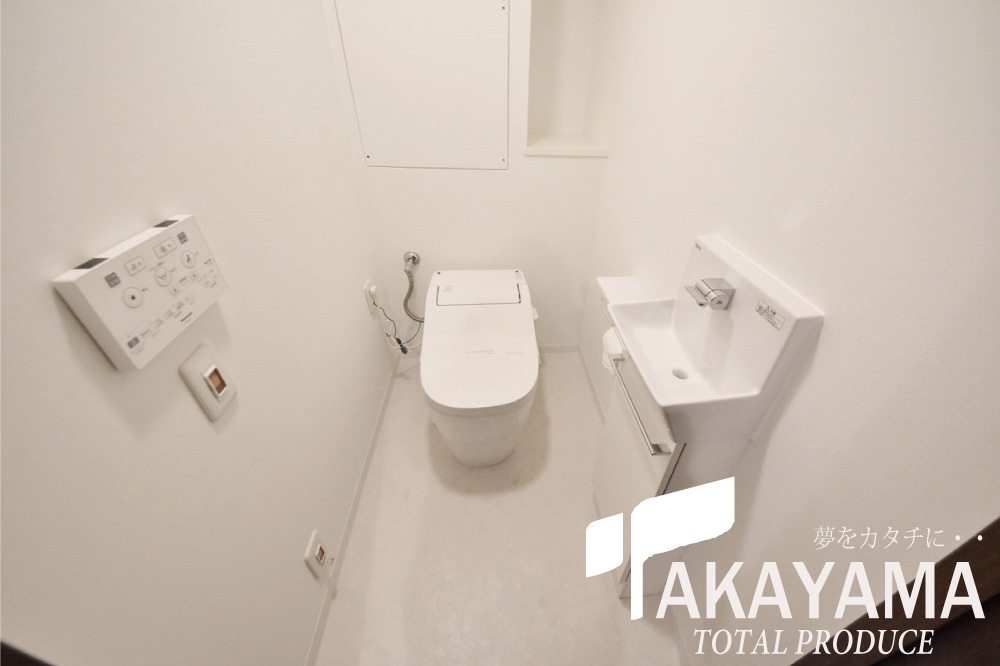 バルコニー　トイレ、手洗い付きのお手洗いです★