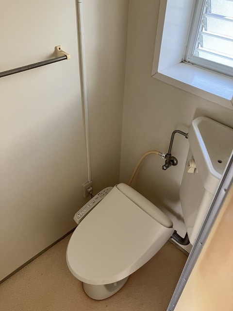 トイレ　１１１　温水洗浄暖房便座トイレ