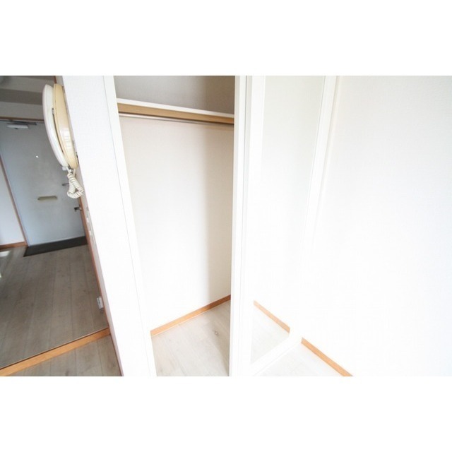 収納　姿見つきクローゼット