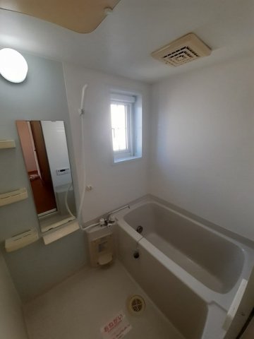 バス・シャワールーム　追い焚き機能付きのお風呂です♪