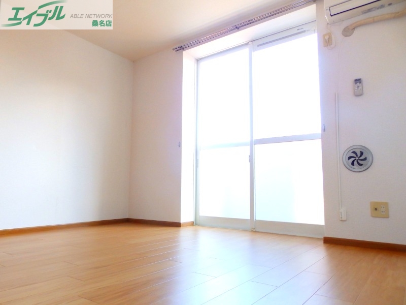 居室・リビング　同物件別室画像