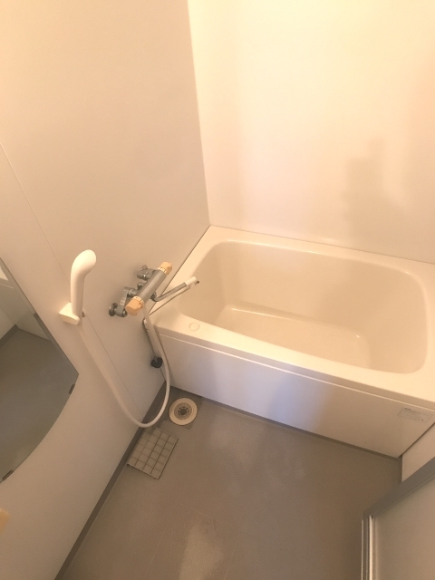 バス・シャワールーム　※補修前の参考画像の為、設備等は現況優先。