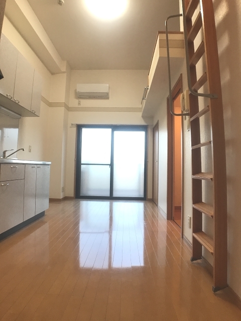 居室・リビング　※補修前の参考画像の為、設備等は現況優先。