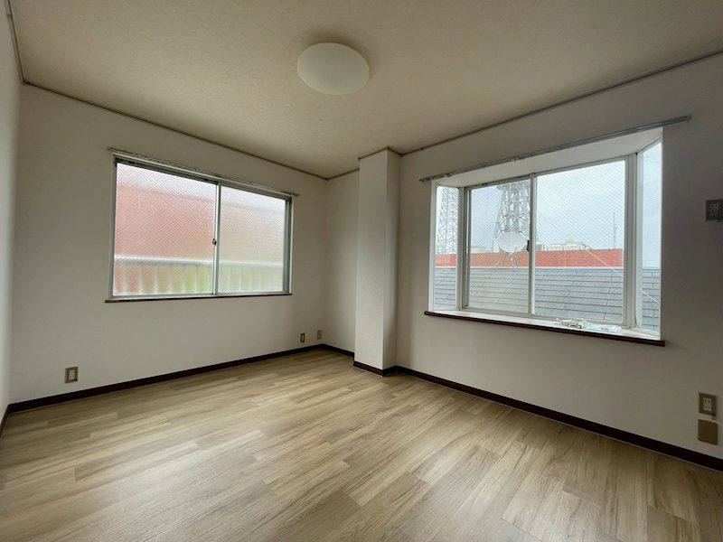 居室・リビング　照明付きのリビングです。