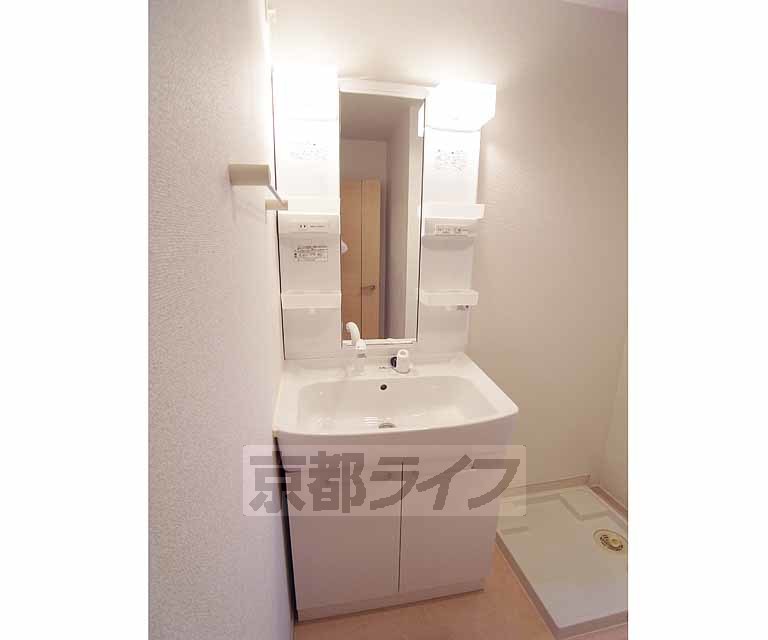 洗面設備　色々収納もできますね