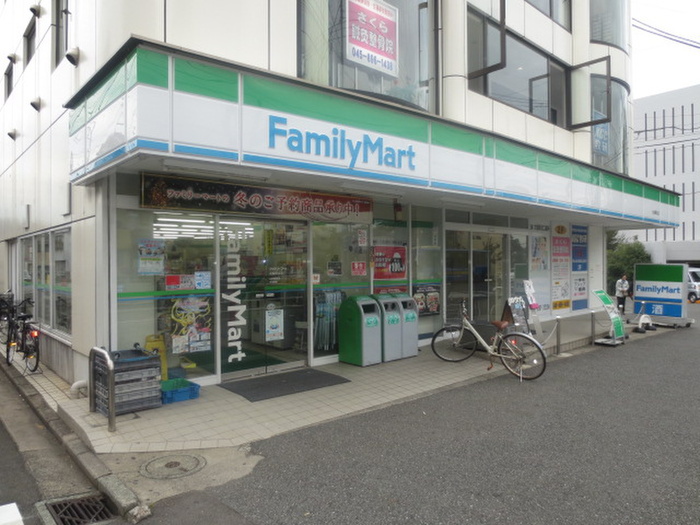 コンビニ　ファミリーマート大船駅北店（コンビニ）まで550m