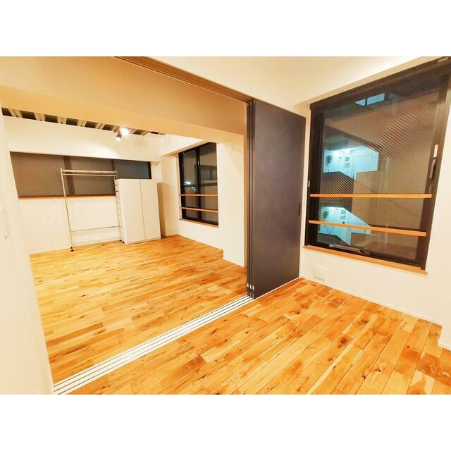 その他　引き戸で仕切れる便利な洋室。窓が多く明るい空間で、寝室やワー