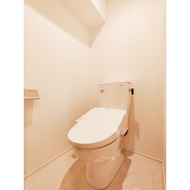 トイレ　明るく清潔感あるトイレ空間。ゆとりのある設計で使いやすく、シ