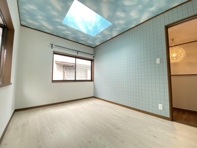 その他部屋・スペース　2面採光に天窓付きのお部屋