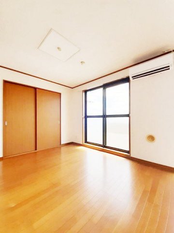 居室・リビング　こちらの居間で趣味の時間をお楽しみください