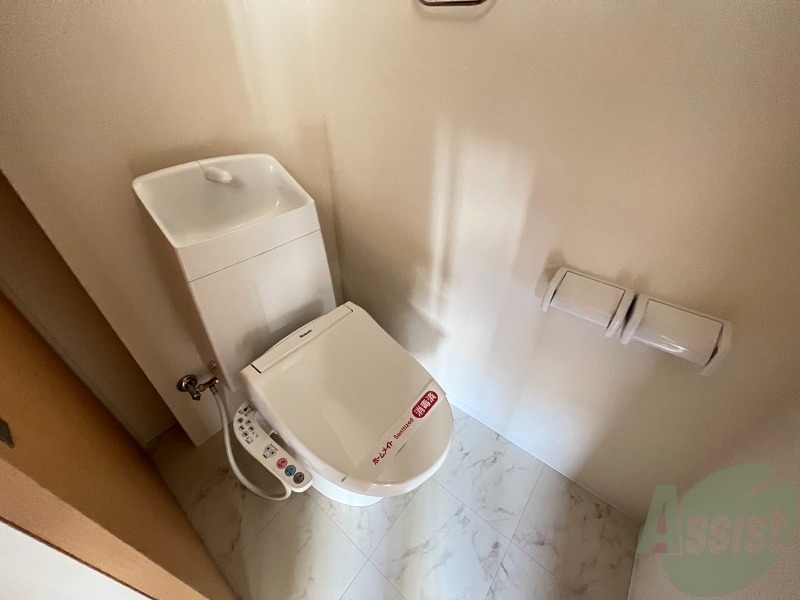 トイレ　温水洗浄便座なので快適に使用できそうですね。