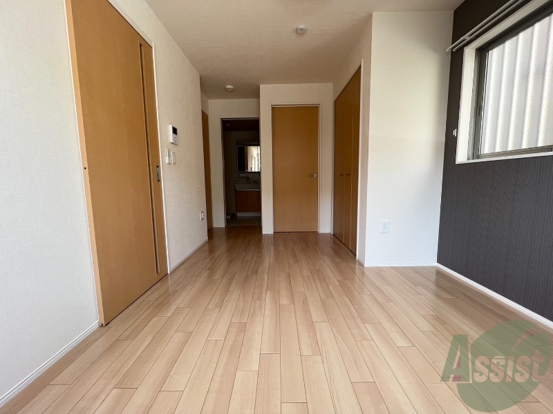 居室・リビング　６．８帖のリビングを撮影しました。伸び伸び出来そうですね。