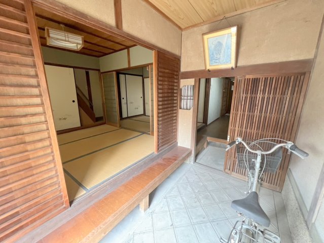 高畑町貸家の玄関写真