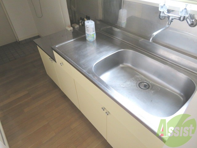 キッチン　こちらキッチンです。棚も豊富でいっぱい調理器具置けそうですね