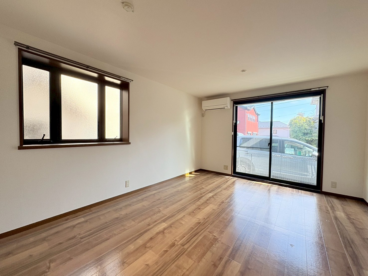 居室・リビング　2面彩光で明るいリビングでの家族団らんのひと時を♪