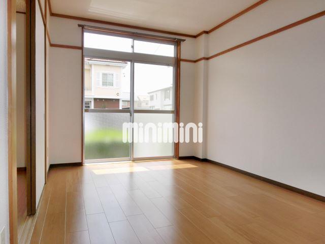 その他部屋・スペース　明るい日差しが差し込む洋室。