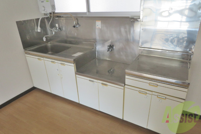 キッチン　キッチンはスペースが充実で料理もしやすい。