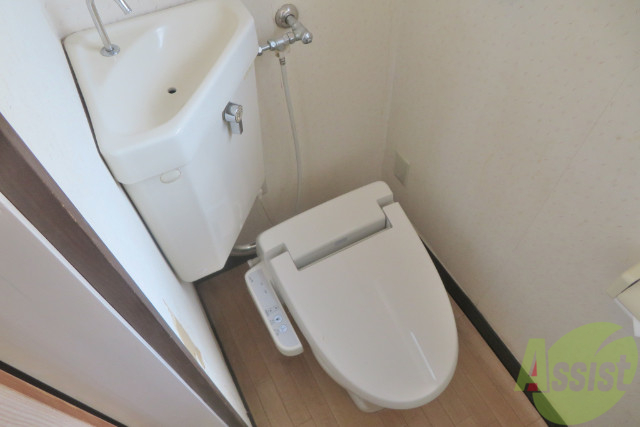 トイレ　トイレは温水洗浄付き。これは個人的に外せません。