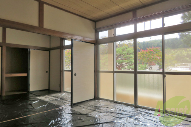 居室・リビング　窓が大きく風通しも良好です。気持ちよく過ごせそうです。