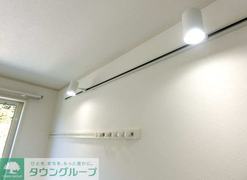 その他設備　スポット照明がオシャレです！壁掛けハンガーレール付き！