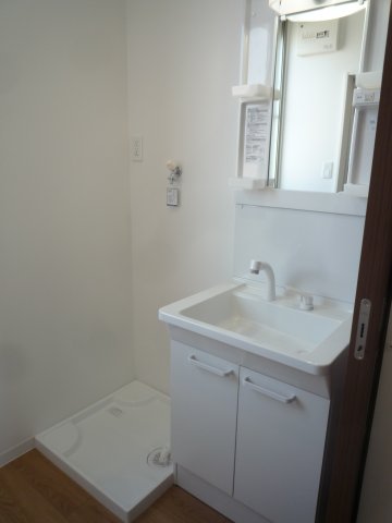 洗面設備　ゆったりとスペースのある洗面所