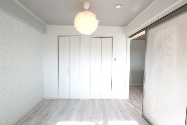 居室・リビング　402号室の写真を使用しています。